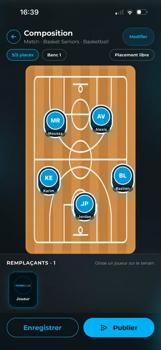 Étape 3 : placer les 5 titulaires sur le terrain de basket, le remplaçant en bas