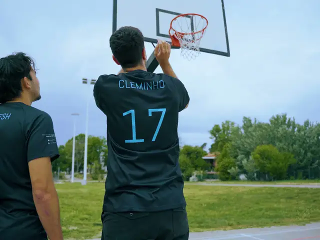 Adel et Clément, maillots 19 et 17, sous le panier de basket
