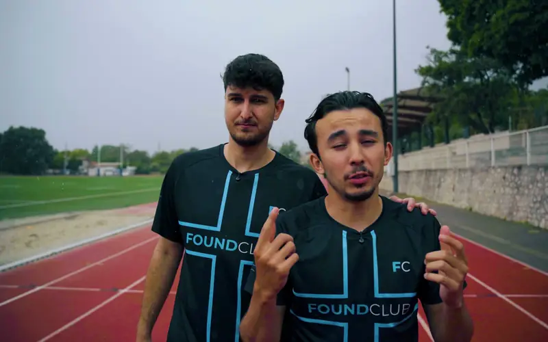 Adel et Clément sur une piste d'athlétisme, en maillot FoundClub